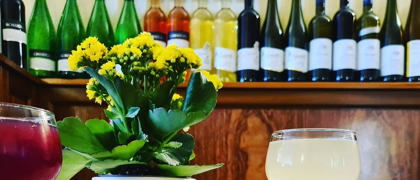 Blick in die Vinothek der Marktwirtschaft mit Theke und Weinregalen