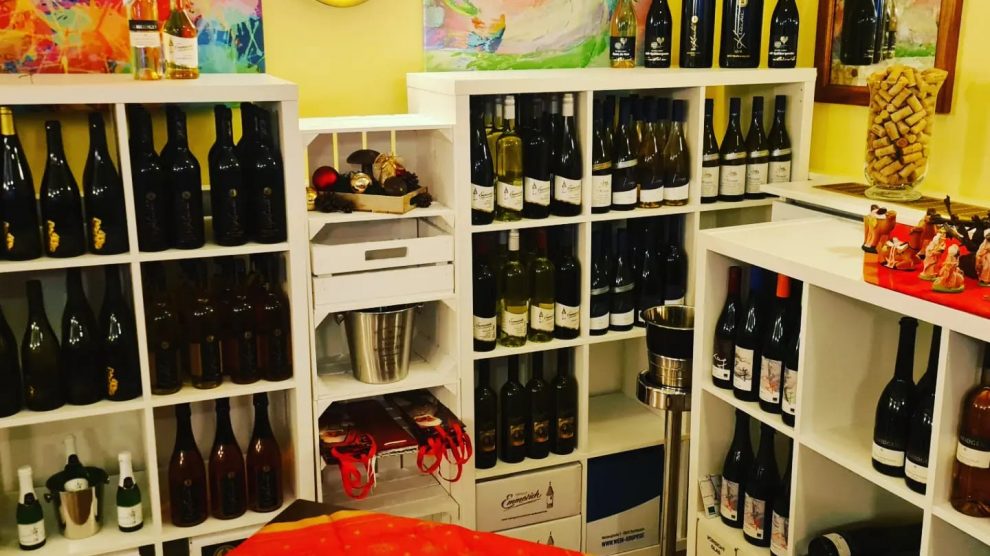 Weinregal mit Flaschen regionaler Winzer